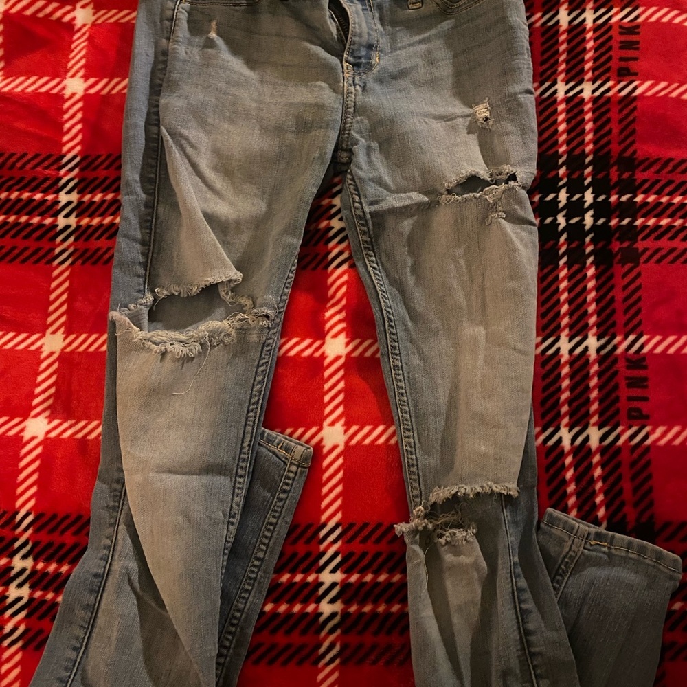 Hollister jeans with rips 0